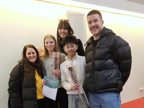 Hópurinn frá Langholtsskóla með kennara sínum